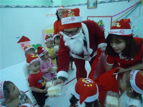 Các cháu Nhà trẻ nhận quà  Bà chúa tuyết và ông già NOEL